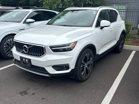 Used 2019 Volvo XC40 T4 Inscription FWD image 1