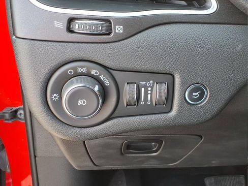 Used 2019 Jeep Cherokee Trailhawk image 24