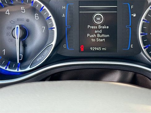 Used 2018 Chrysler Pacifica Touring-L image 13