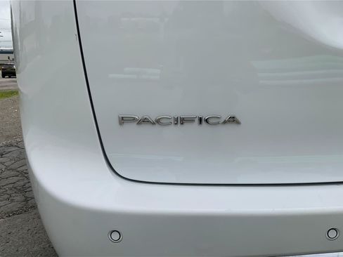 Used 2024 Chrysler Pacifica Touring-L FWD image 24
