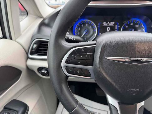 Used 2023 Chrysler Voyager LX image 22