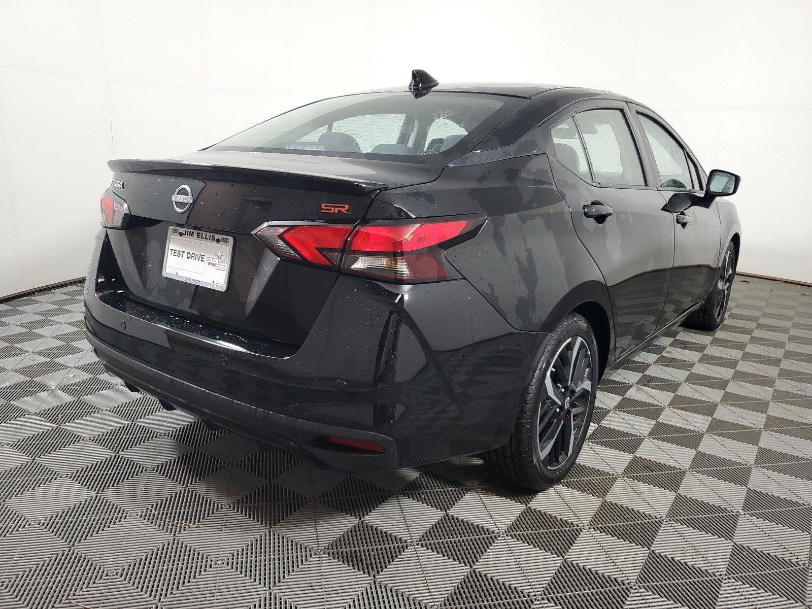 Used 2025 Nissan Versa SR FWD image 6