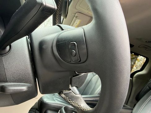 Used 2022 Chrysler Pacifica Touring-L image 14