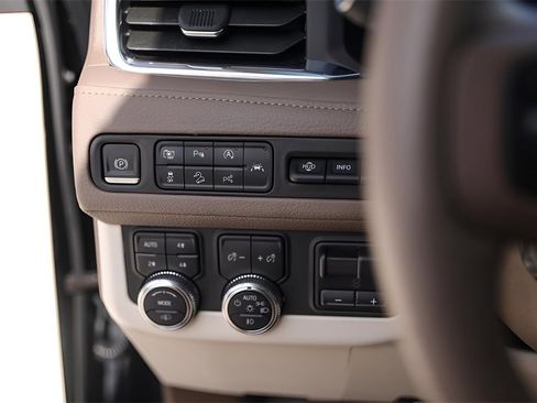 Used 2024 GMC Yukon Denali w/ Denali Reserve Package image 18