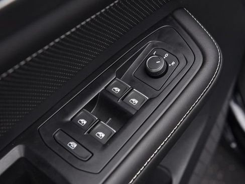 Used 2025 Volkswagen Atlas Cross Sport SE w/ Panoramic Sunroof Package FWD image 8