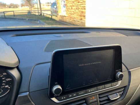 Used 2025 Nissan Altima 2.5 SV image 18