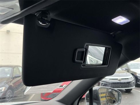 Certified 2022 Volkswagen Tiguan SE R-Line image 33