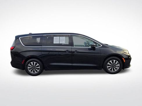 Used 2023 Chrysler Pacifica Touring-L FWD image 2
