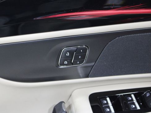Used 2025 Lincoln Nautilus Premier AWD/4WD image 8