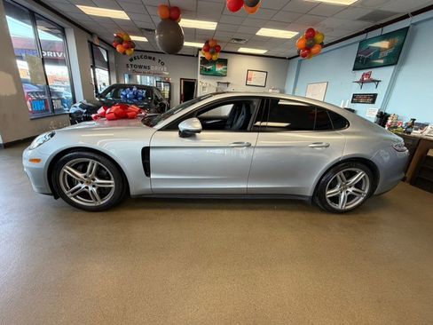 Used 2019 Porsche Panamera 4 image 16