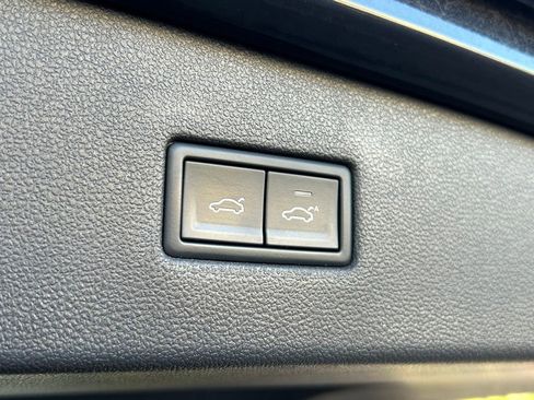 Used 2018 Volkswagen Tiguan SEL Premium image 37