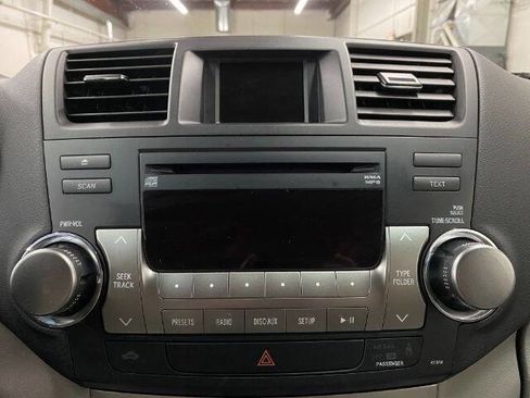 Used 2012 Toyota Highlander FWD w/ Tech Pkg image 22