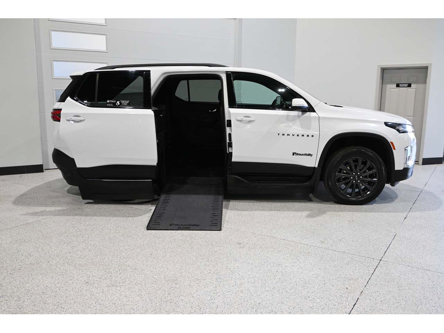Used 2023 Chevrolet Traverse RS FWD image 17