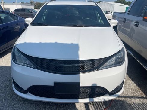 Used 2019 Chrysler Pacifica Touring-L Plus w/ S Appearance Package FWD image 6