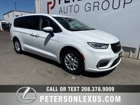Used 2023 Chrysler Pacifica Touring-L FWD image 2