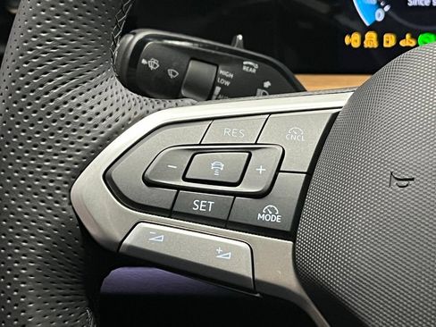 Used 2025 Volkswagen Tiguan SEL R-Line AWD/4WD image 27