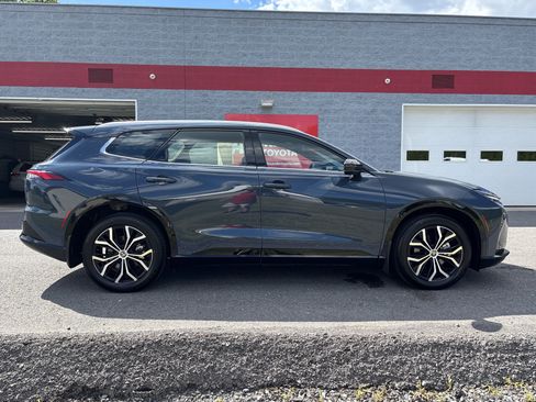Certified 2025 Toyota Crown Signia AWD/4WD image 2