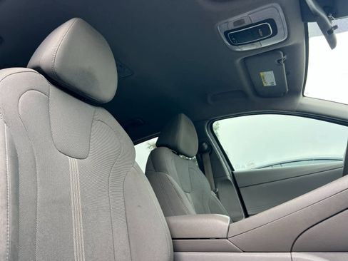 Used 2021 Hyundai Elantra SE image 17