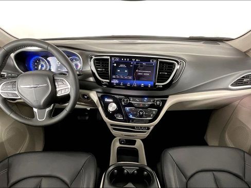 Used 2024 Chrysler Pacifica Touring-L image 21