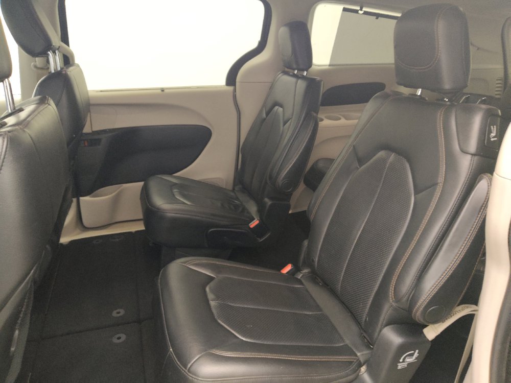 Used 2020 Chrysler Pacifica Touring-L FWD image 18