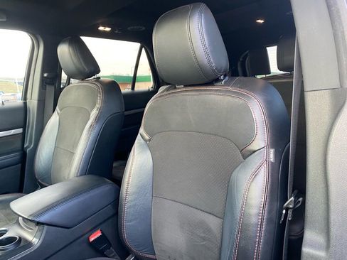 Used 2018 Ford Explorer XLT w/ Equipment Group 202A FWD image 11