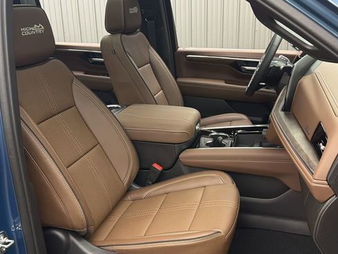 Used 2025 Chevrolet Suburban High Country image 37