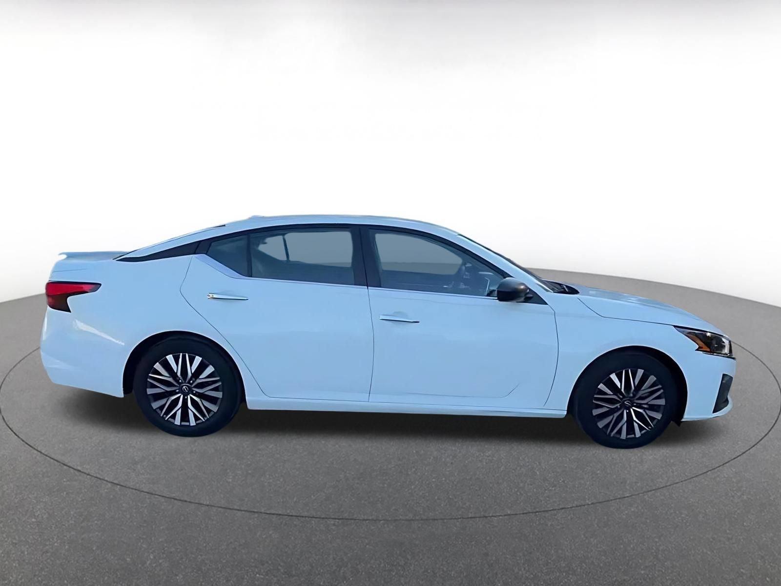Used 2025 Nissan Altima 2.5 SV FWD image 15