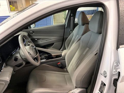 Certified 2025 Hyundai Elantra SEL FWD image 10