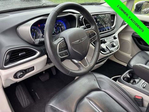 Used 2023 Chrysler Pacifica Touring-L image 8