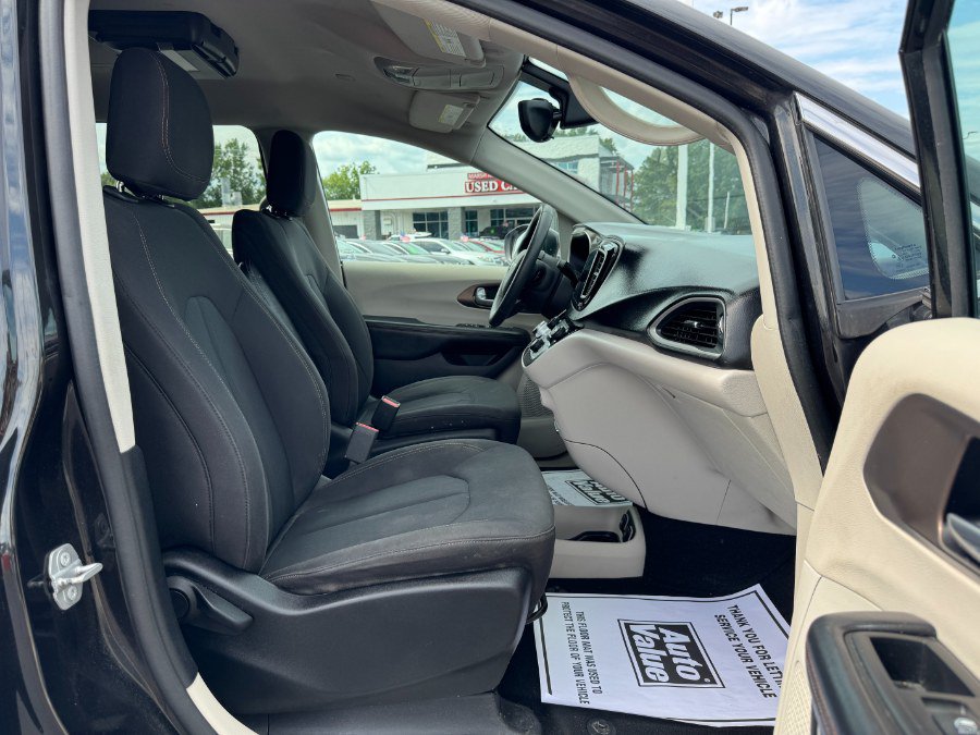 Used 2017 Chrysler Pacifica Touring FWD image 20