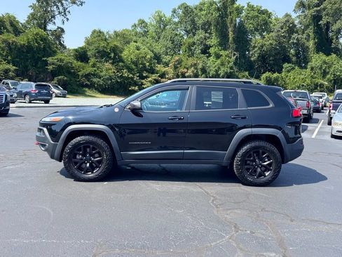 Used 2018 Jeep Cherokee Trailhawk w/ Comfort/Convenience Group AWD/4WD image 3