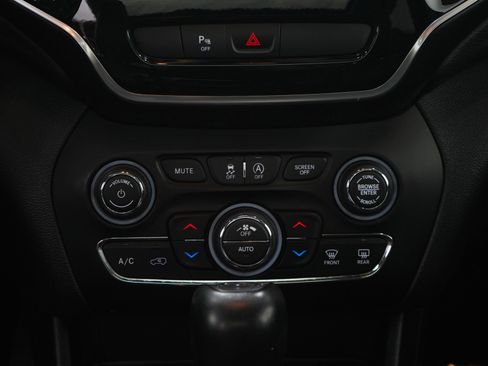 Used 2020 Jeep Cherokee Limited image 19