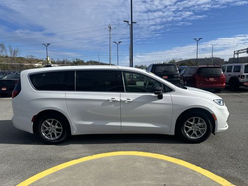 Used 2024 Chrysler Pacifica Touring-L image 6