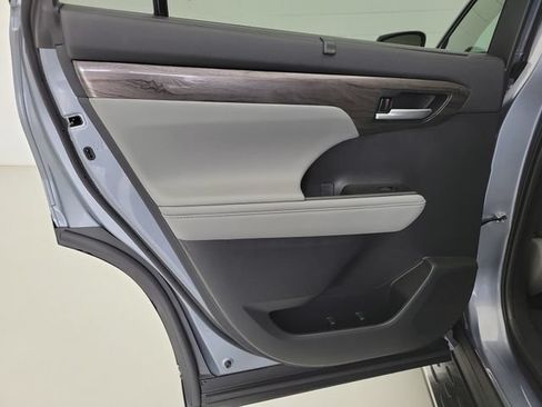 Used 2023 Toyota Highlander Platinum FWD image 16