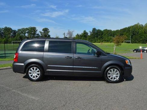 Used 2015 Chrysler Town & Country Touring FWD image 64
