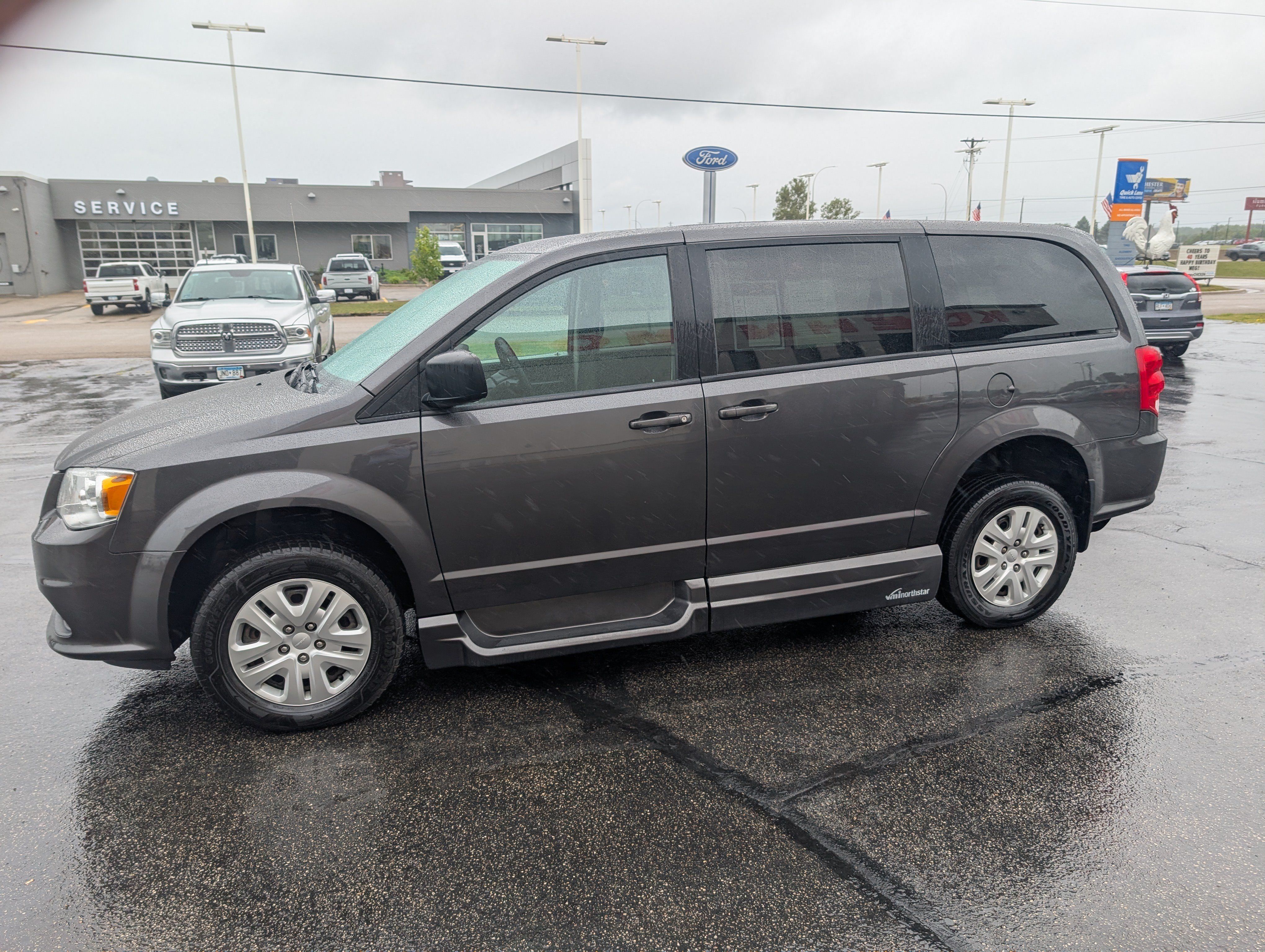 Used 2018 Dodge Grand Caravan SE w/ UConnect Hands-Free Group FWD image 5