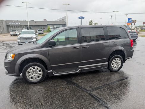 Used 2018 Dodge Grand Caravan SE w/ UConnect Hands-Free Group FWD image 5