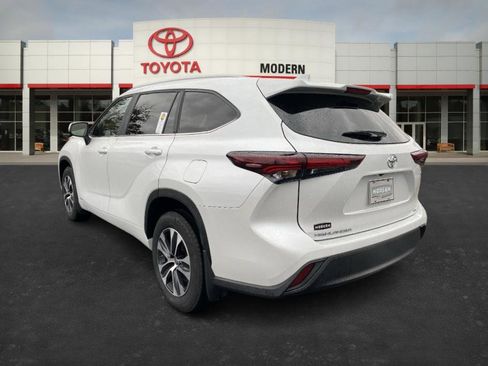 Certified 2025 Toyota Highlander XLE image 6