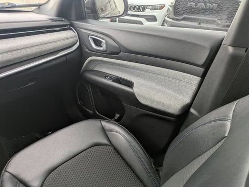 Used 2023 Jeep Compass Latitude w/ Sun and Sound Group AWD/4WD image 18