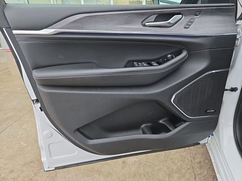 Used 2023 Jeep Grand Cherokee Overland w/ Luxury Tech Group IV image 12