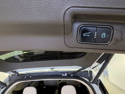 Used 2023 Ford Explorer Platinum w/ Technology Package AWD/4WD image 16