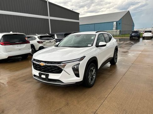 Used 2024 Chevrolet Trax LT FWD image 1
