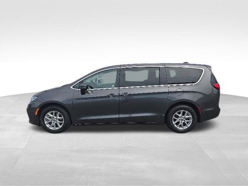Used 2023 Chrysler Pacifica Touring-L FWD image 2