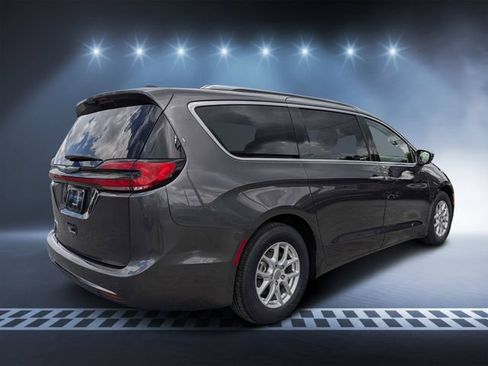 Used 2021 Chrysler Pacifica Touring-L FWD image 3
