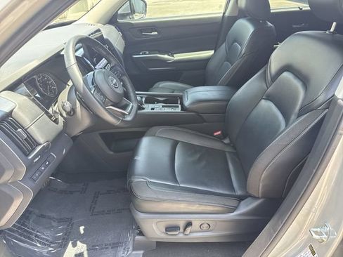 Used 2023 Nissan Pathfinder SL FWD image 16