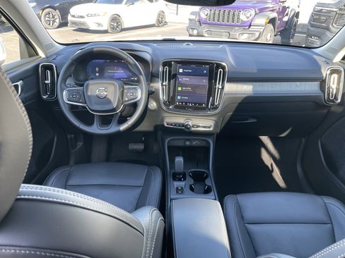 Used 2025 Volvo XC40 B5 Core image 37