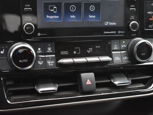 Used 2022 Toyota Highlander XLE image 12