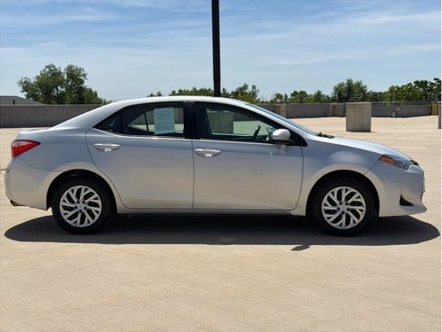 Used 2018 Toyota Corolla LE FWD image 9