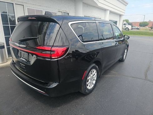 Used 2025 Chrysler Pacifica Select FWD image 4