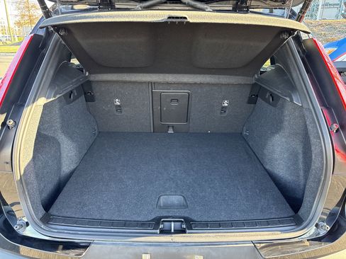 Used 2025 Volvo XC40 B5 Core image 34